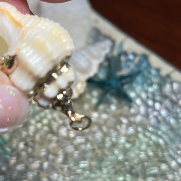 Gold shell 1” necklace charm - Picture 7 of 7